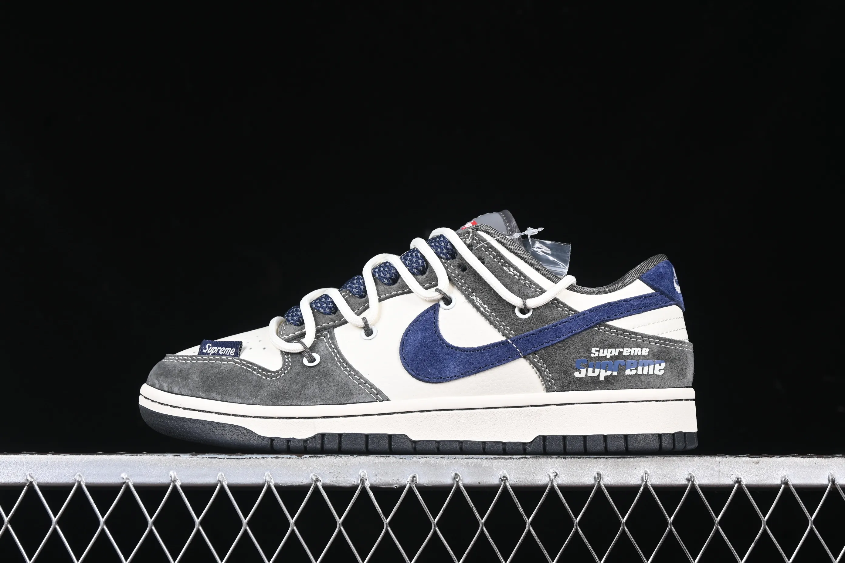 All Categories Nk SB Dunk Series Nk SB Dunk Low High-end Customized Low-top Sneakers Nk SB Dunk Low Supreme Joint-Gray White Blue Hook Drawstring Anniversary High-end Customized Low-top Casual Sneakers XS1186-100